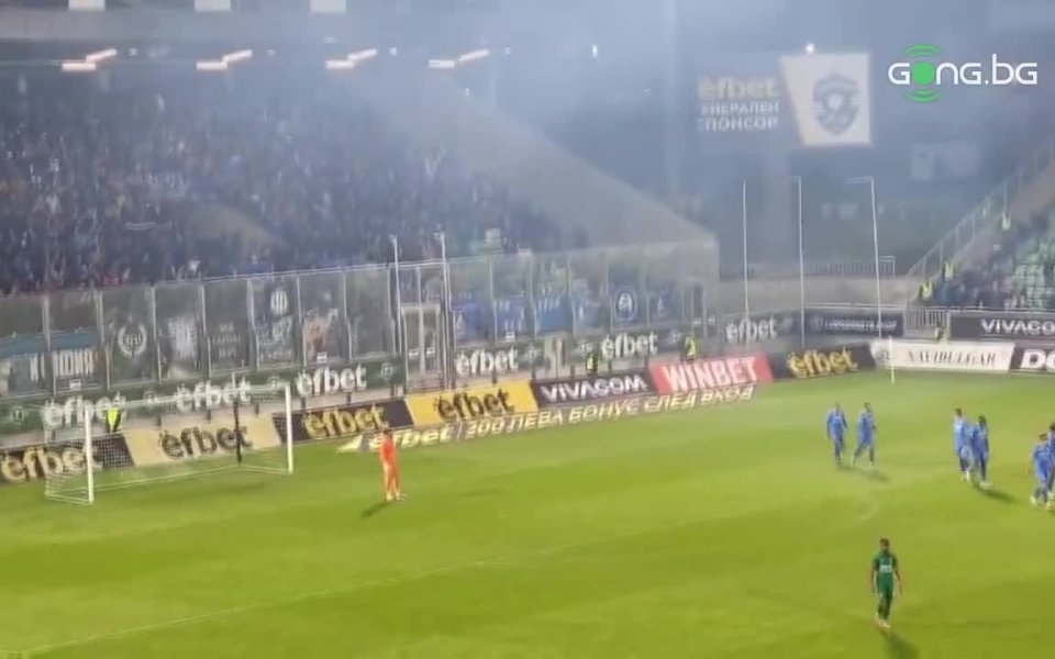 Феновете на Левски в сектора за гости в Разград изпаднаха