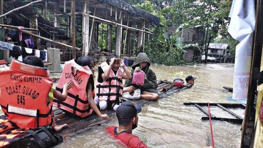 Над 120 души загинаха заради свлачища и наводнения във Филипините