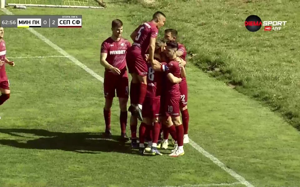 Септември вкара втори гол в 63-ата минута, след като Айкут