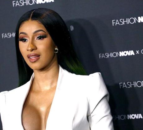 Карди Би и футболистът Стефон Дигс официално представиха на света