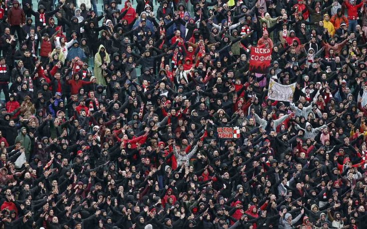 Атмосферата сред феновете на ЦСКА и Левски часове преди големия финал