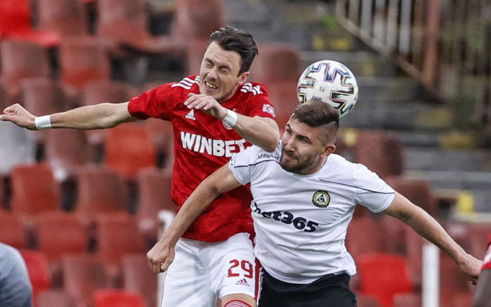 Отборите на ЦСКА и Славия играят при резултат 0:2 в