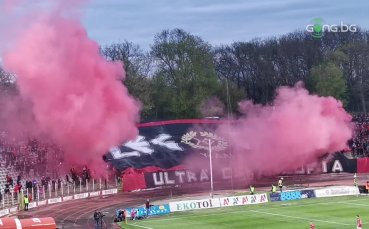 Феновете на ЦСКА в сектор Г запалиха димки след пирошоуто