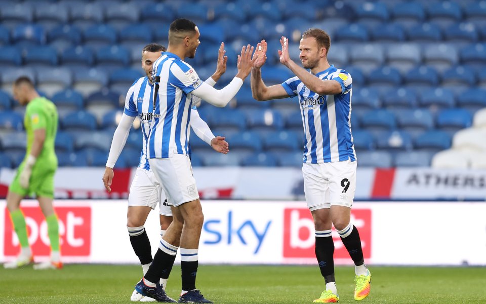 Хъдърсфийлд победи с 2:1 Барнзли на своя &bdquo;Джон Смит Стейдиъм&ldquo;.