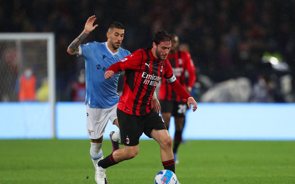 Лацио и Милан играят при резултат 1:2 в мач от
