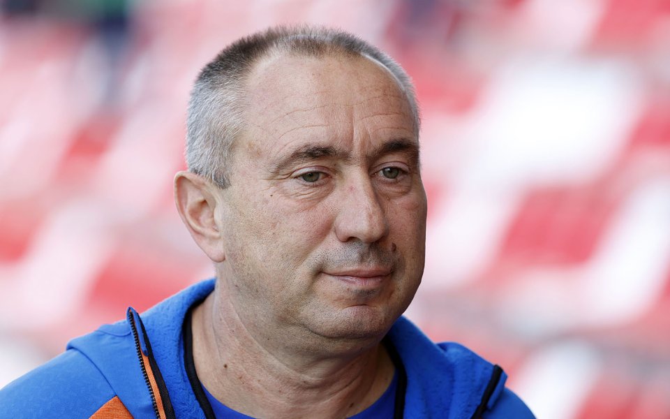 Треньорът на Левски – Станимир Стоилов, зае места в ложите