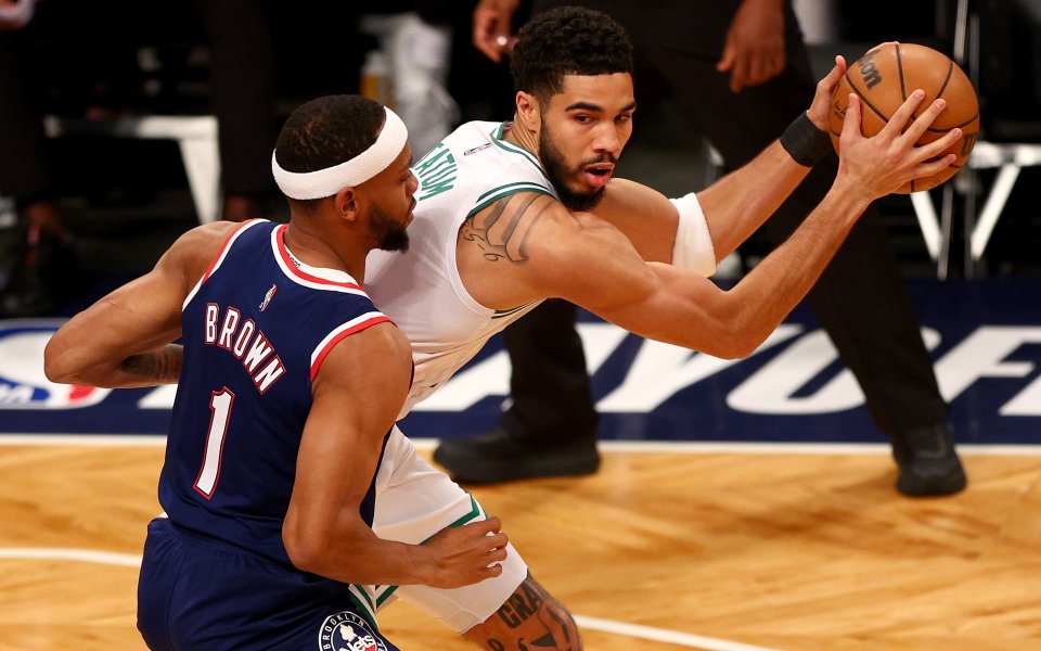 Джейсън Тейтъм отбеляза 29 точки, преди да напусне за натрупани