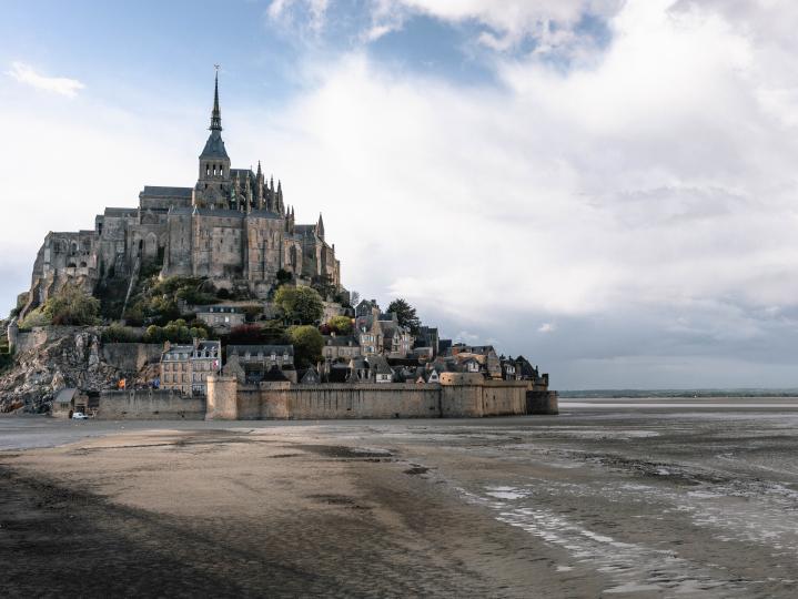 <p><strong>2)&nbsp;Мон Сен Мишел, Франция</strong></p>

<p>Да видиш на живо този божествен френски замък е сбъдната мечта за всички романтични души. Благодарение на уникалното си разположение и живописни пейзажи той съвсем заслужено е една от най-посещаваните европейски деситнации.</p>

<p><em>Любопитен факт:&nbsp;два пъти годишно по време на силните приливи Мон Сен Мишел се превръща в остров.&nbsp;</em></p>
