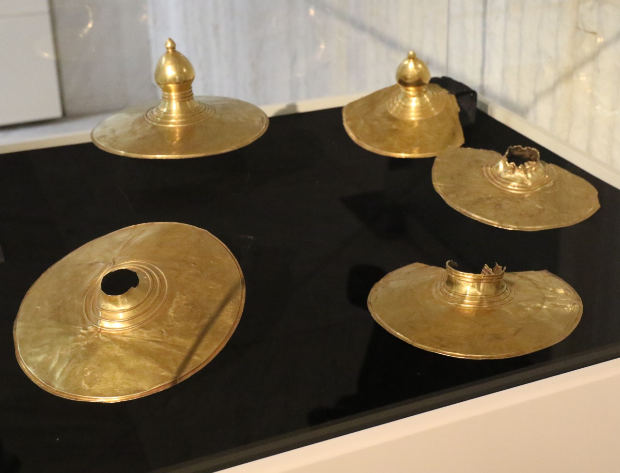 <p>Вълчитрънското златно съкровище е намерено през 1925 година в село Вълчитрън, Плевенско. То е един от най-великолепните паметници на тракийската култура с общо тегло 12.4 килограма. Състои от 13 предмета: голяма и дълбока купа с две дръжки, голяма чаша черпак с една дръжка, три малки чаши (киатоси), седем диска (2 големи и 5 малки) и един триделен съд.</p>