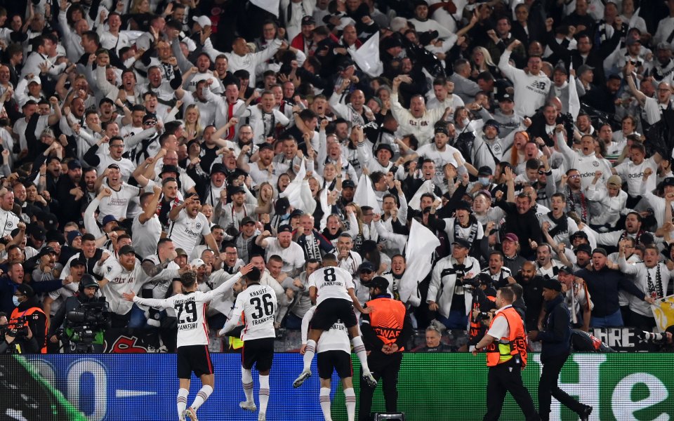 Съставът на Айнтрахт Франкфурт успя да постигне нова приказна победа