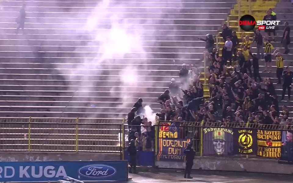 Преди началото на двубоя на "Герена" между Левски и Ботев