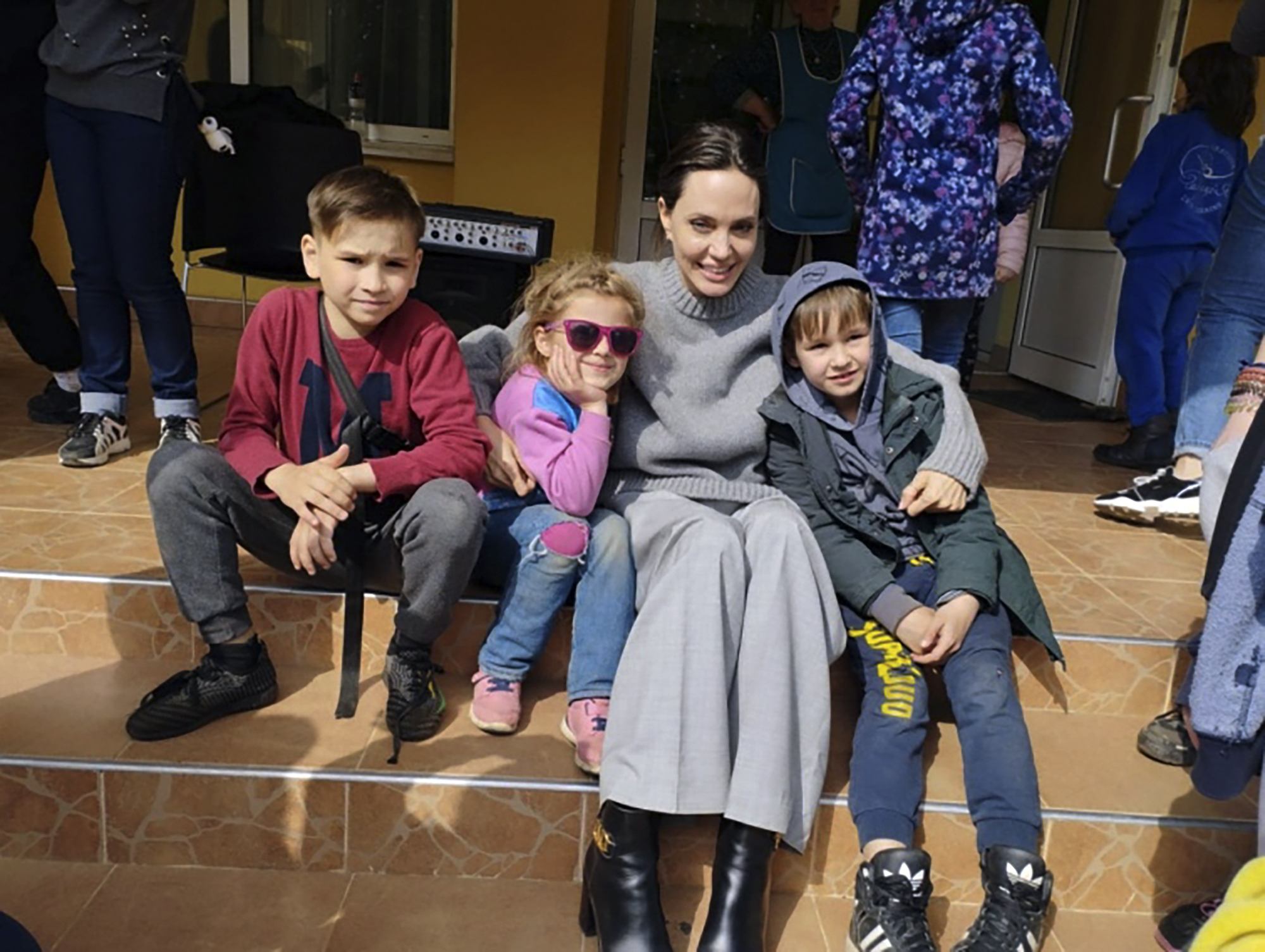 <p>Холивудската актриса Анджелина Джоли е в Украйна. В събота тя посети&nbsp;град Лвов, където се&nbsp;срещна с хора, разселени от войната с Русия. Актрисата също така се снима със свои фенове.</p>