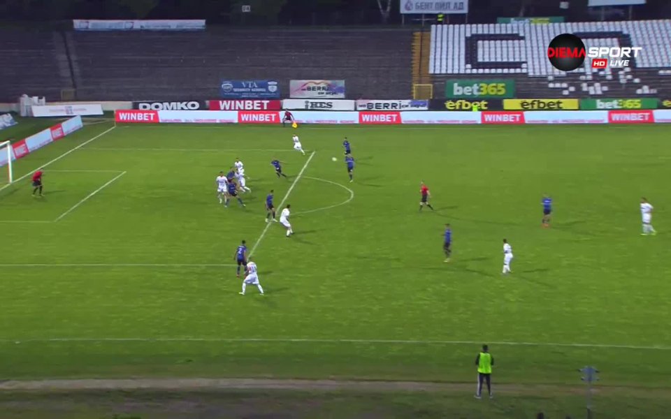 В 77-ата минута халфът на Славия Иван Минчев с технично