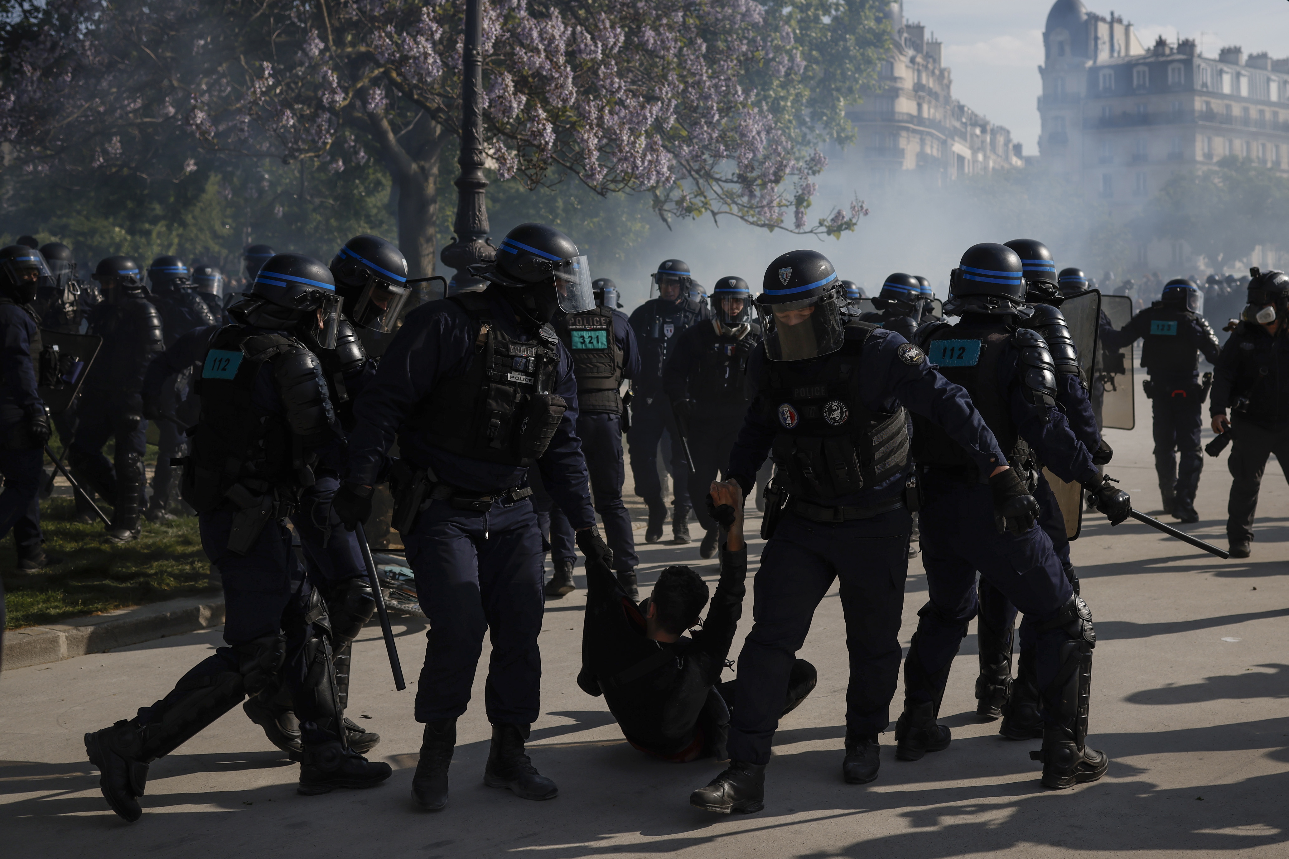 <p>Традиционните протести и демонстрации за 1 май бяха белязани от инциденти на някои места в Европа. В Париж групи младежи, облечени с черно и с черни маски, се възползваха от традиционното първомайско шествие и изпотрошиха витрини на агенции за недвижими имоти и банки, на застрахователни компании и на няколко ресторанта.</p>