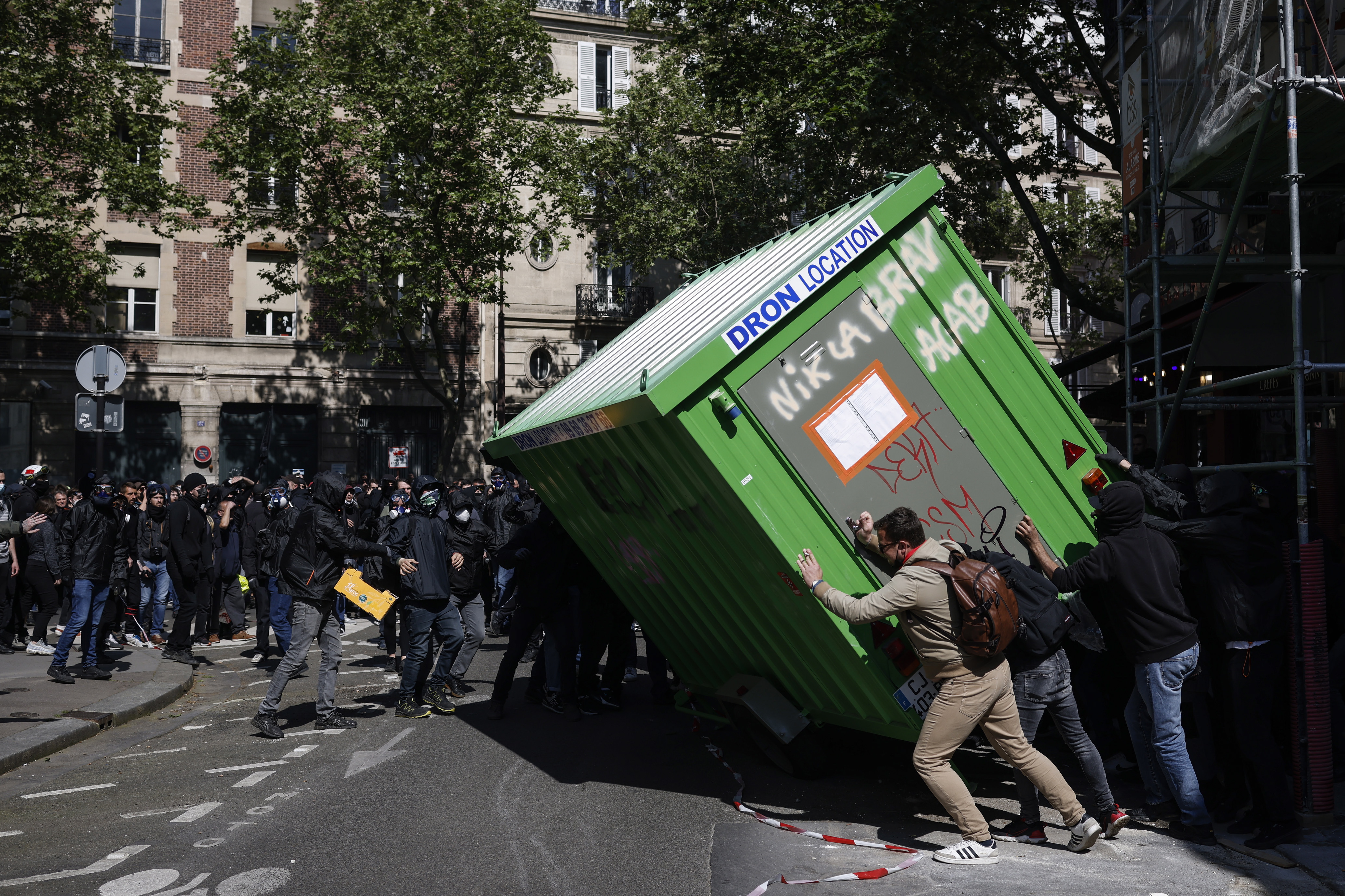 <p>Традиционните протести и демонстрации за 1 май бяха белязани от инциденти на някои места в Европа. В Париж групи младежи, облечени с черно и с черни маски, се възползваха от традиционното първомайско шествие и изпотрошиха витрини на агенции за недвижими имоти и банки, на застрахователни компании и на няколко ресторанта.</p>