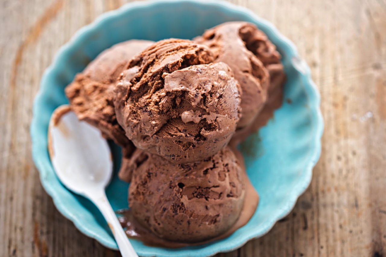 <p>Шоколад и сладолед: Шоколадът съдържа обилни количества кофеин и масла, докато сладоледът съдържа мляко и животински мазнини. Когато се комбинират, тези две съставки стават много трудни за смилане от тялото. Проблемът с кофеина се отнася и за кафето, чая, енергийните напитки и т.н., така че внимавайте какво консумирате.</p>