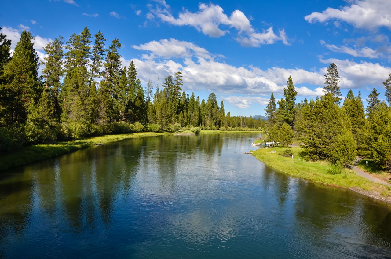 <p><strong>Река Дешут</strong></p>

<p>Река Дешут&nbsp;често се радва на интерес&nbsp;от жителите на Орегон, заради възможността, която предоставя за практикуване на водни спортове. Тя спомага значително за осигуряването на природния баланс в района.</p>