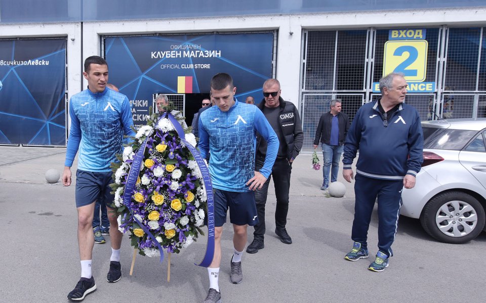 Левски поднася цветя през паметника на Гунди