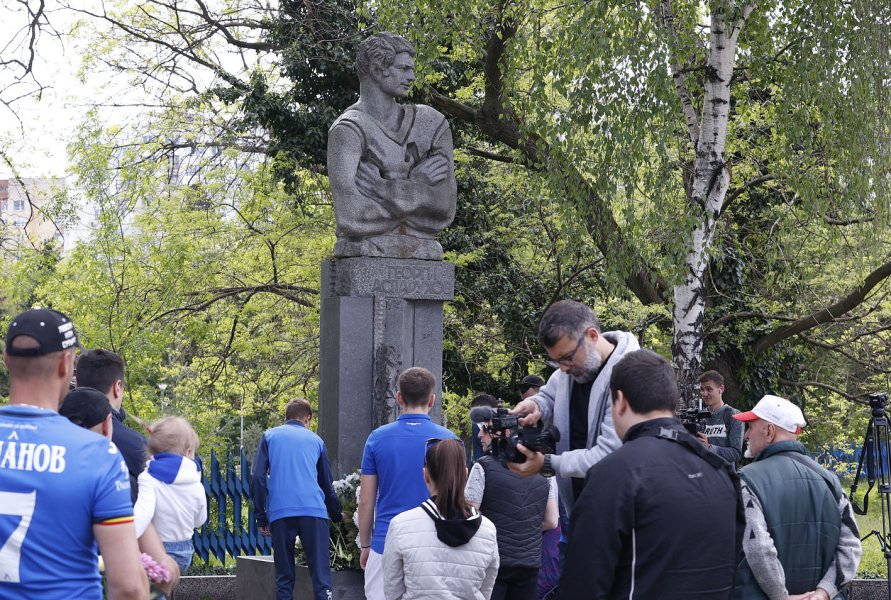 Левски поднася цветя през паметника на Гунди1