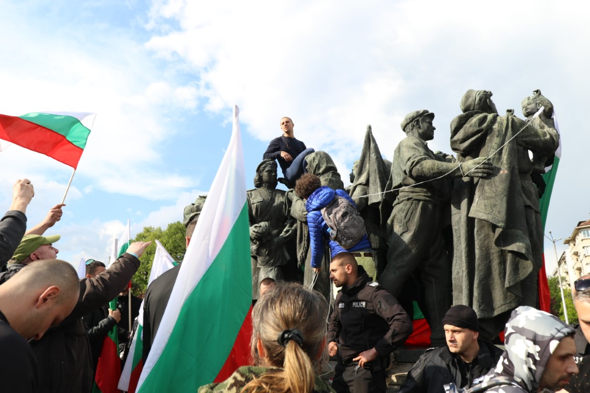 <p>Напрежение между протестите пред паметника на Съветската армия</p>