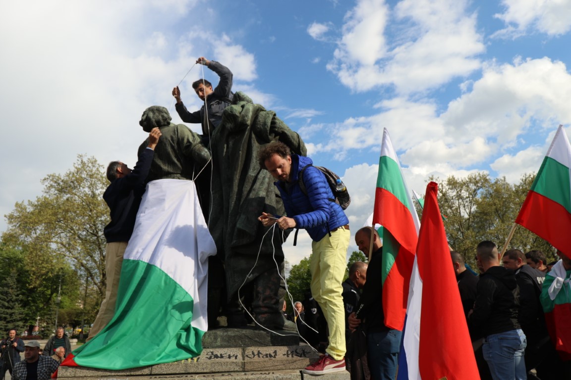 <p>Напрежение между протестите пред паметника на Съветската армия</p>