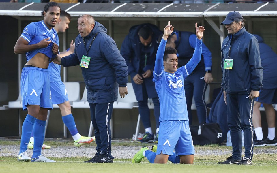 Левски пусна на търг фланелката на героя от победата над