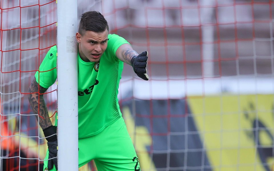 Три оферти вече има в Славия за вратаря Светослав Вуцов.