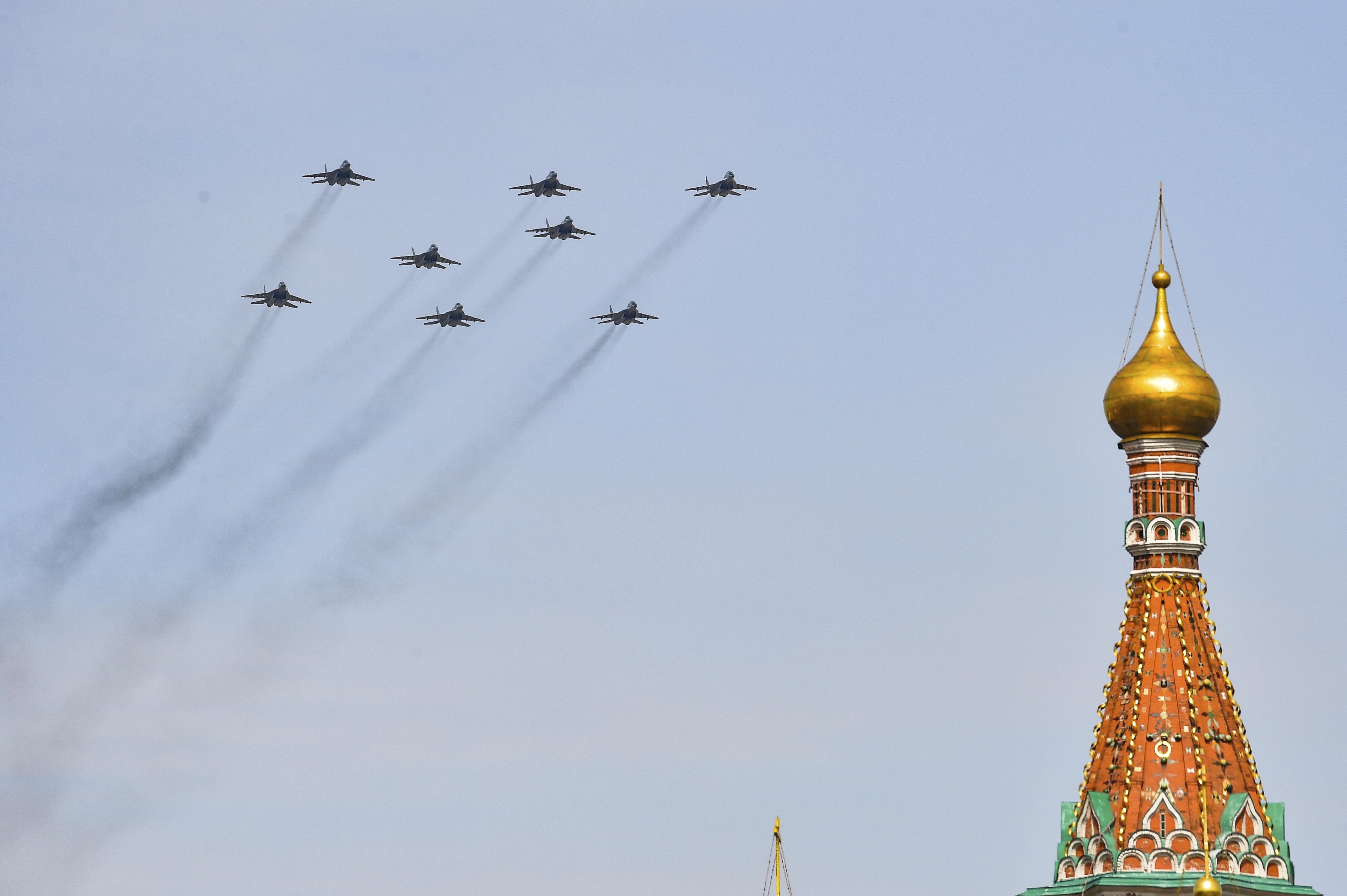 <p>На днешната репетиция по Червения площад в Москва преминаха междуконтинентални балистични ракети РС-24 &quot;Ярс&quot;, маршируващи войници и самоходни артилерийски установки, а в небето прелетяха военни самолети и хеликоптери.</p>