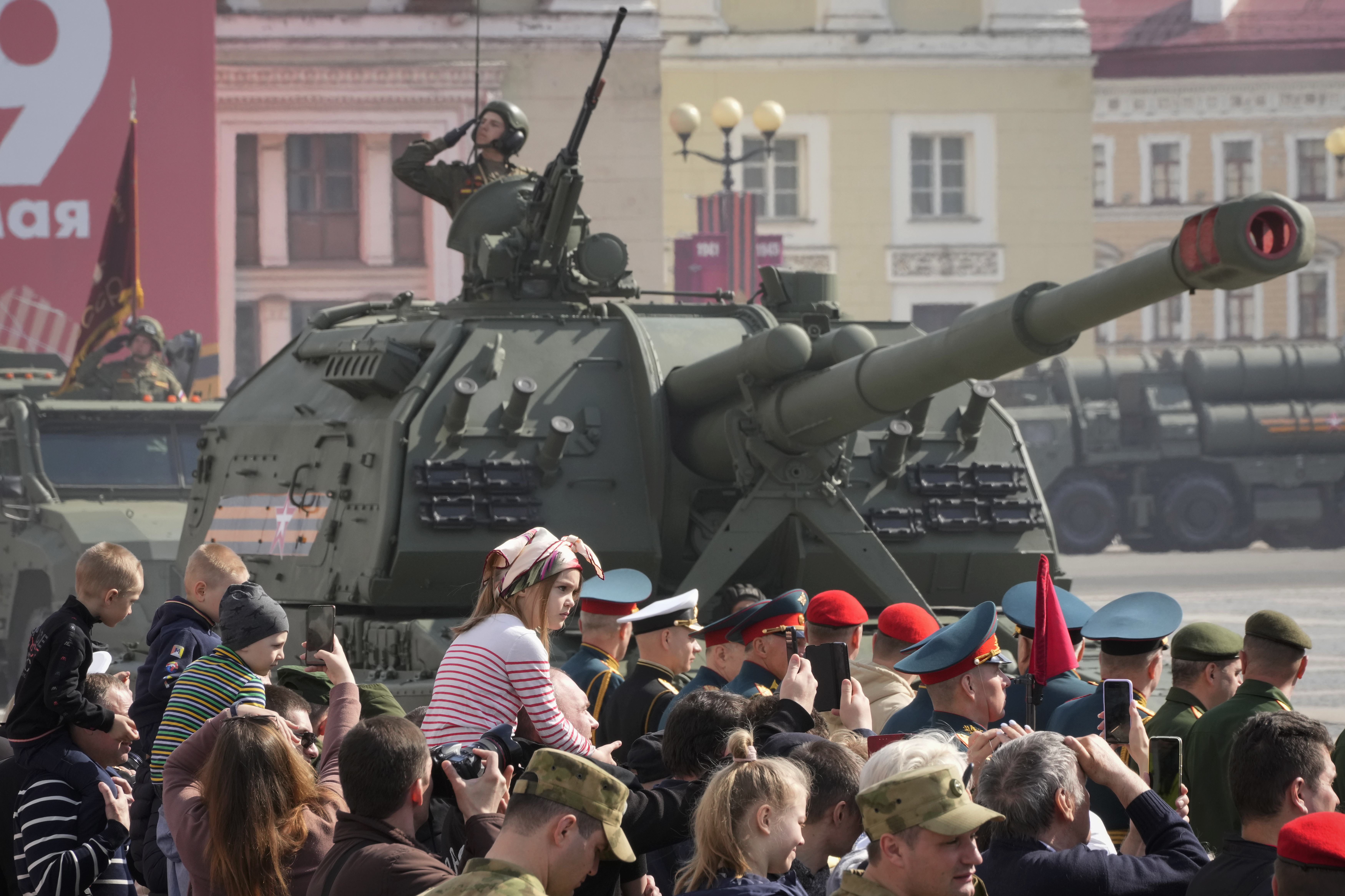 <p>На днешната репетиция по Червения площад в Москва преминаха междуконтинентални балистични ракети РС-24 &quot;Ярс&quot;, маршируващи войници и самоходни артилерийски установки, а в небето прелетяха военни самолети и хеликоптери.</p>