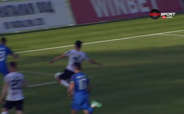 Домакините вкараха трети гол в 67 ата минута От десния фланг