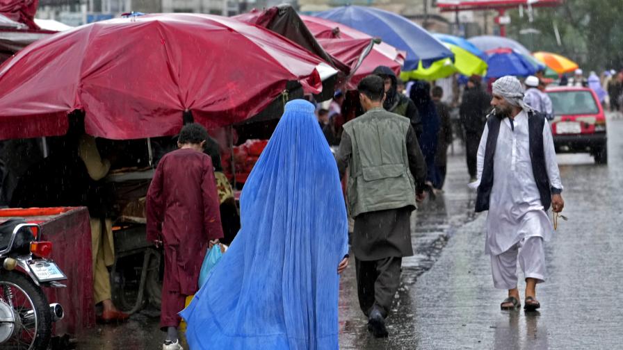 Талибаните затварят университетите за жени