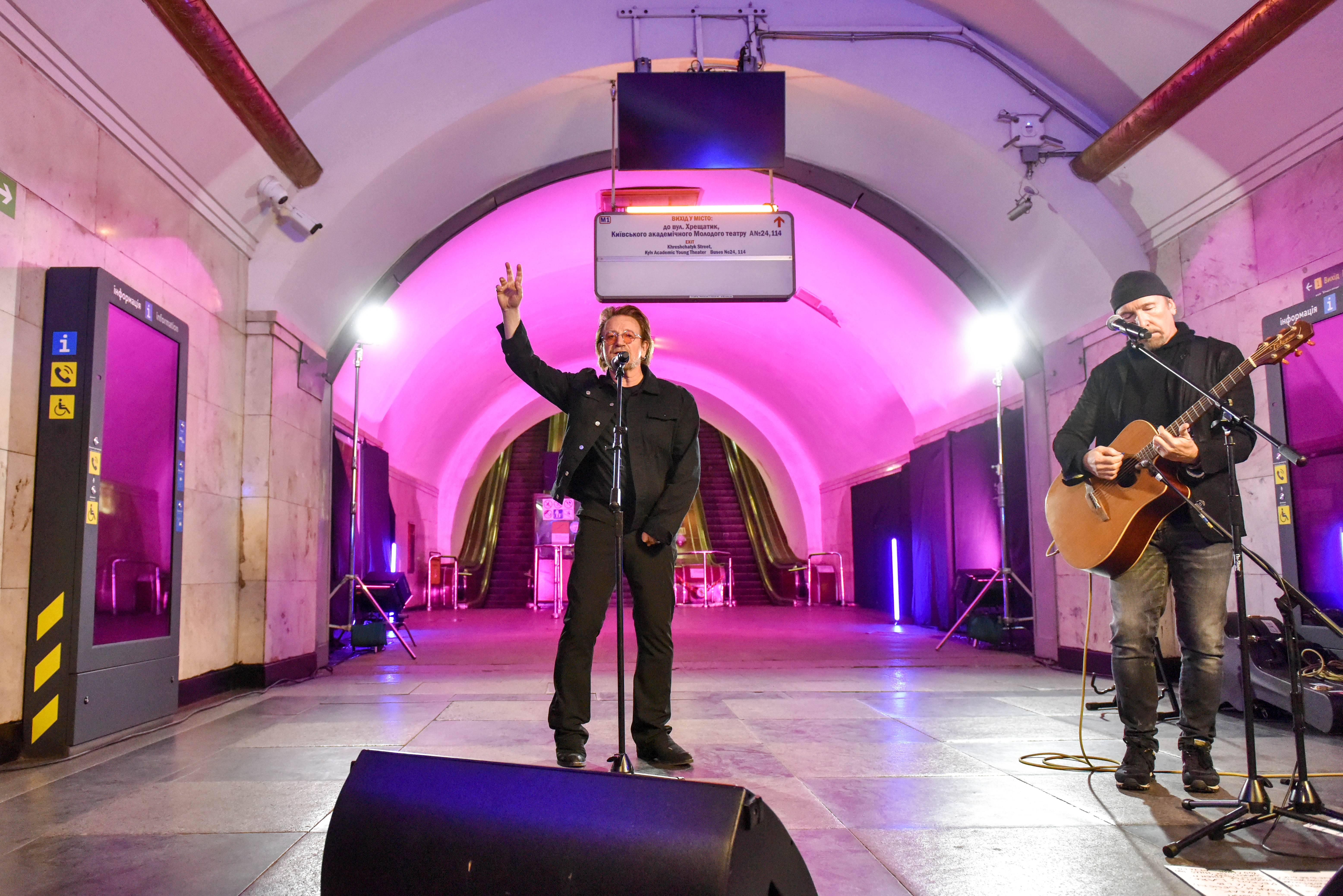 <p>Музиканти от ирландската рокбанда U2 направиха изненадващо изпълнение в станция на метрото в украинската столица Киев, използвана като бомбоубежище. Фронтменът Боно и китаристът Дейв &bdquo;Едж&ldquo; Евънс изпълниха някои от най-големите хитове на групата. Класиката Stand By Me бе адаптирана в &quot;Stand by Ukraine&quot;.</p>