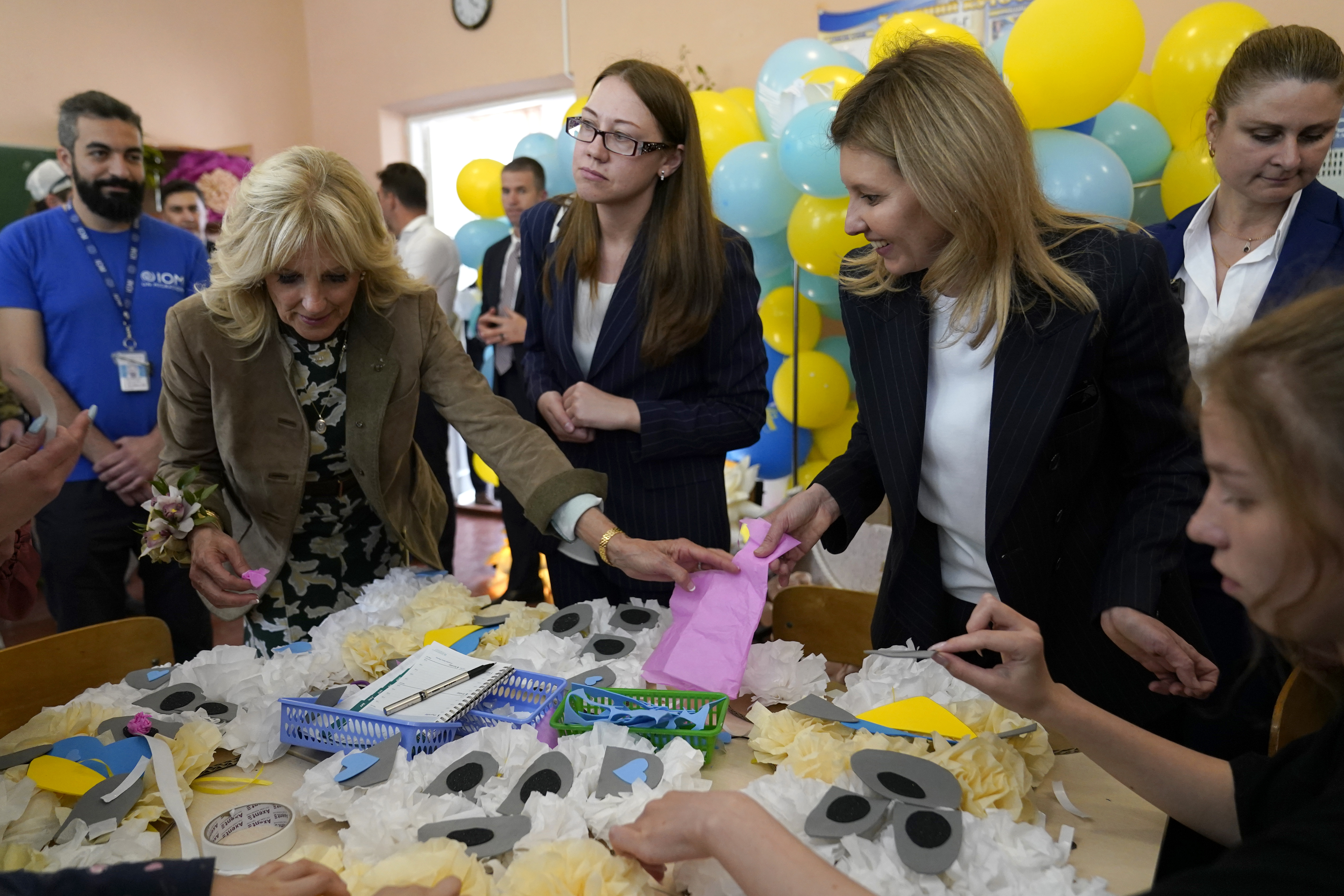 <p>Джил Байдън посети днес изненадващо Украйна. Първата дама на САЩ се срещна със съпругата на украинския президент, Олена Зеленска, за да покаже подкрепата на САЩ за Украйна.</p>