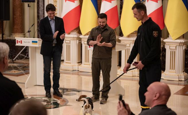  Зеленски, Трюдо и кучето Патрон 