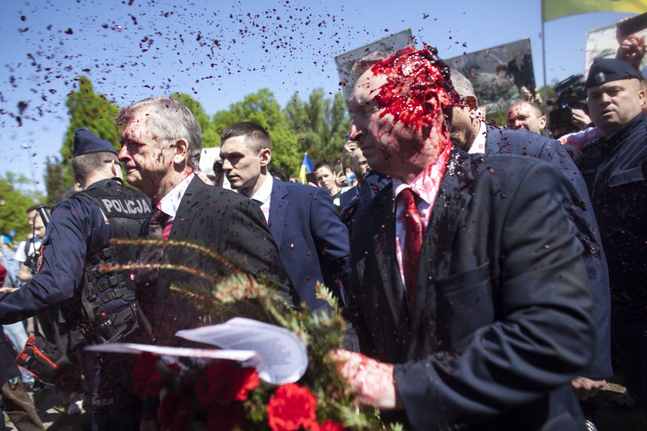 <p>Руският посланик в Полша Сергей Андреев е бил нападнат, когато се е опитал да положи цветя на съветското военно гробище във Варшава.Андреев, съпругата му и руски дипломати са били залети с червена боя и не са били допуснати до мемориала.</p>