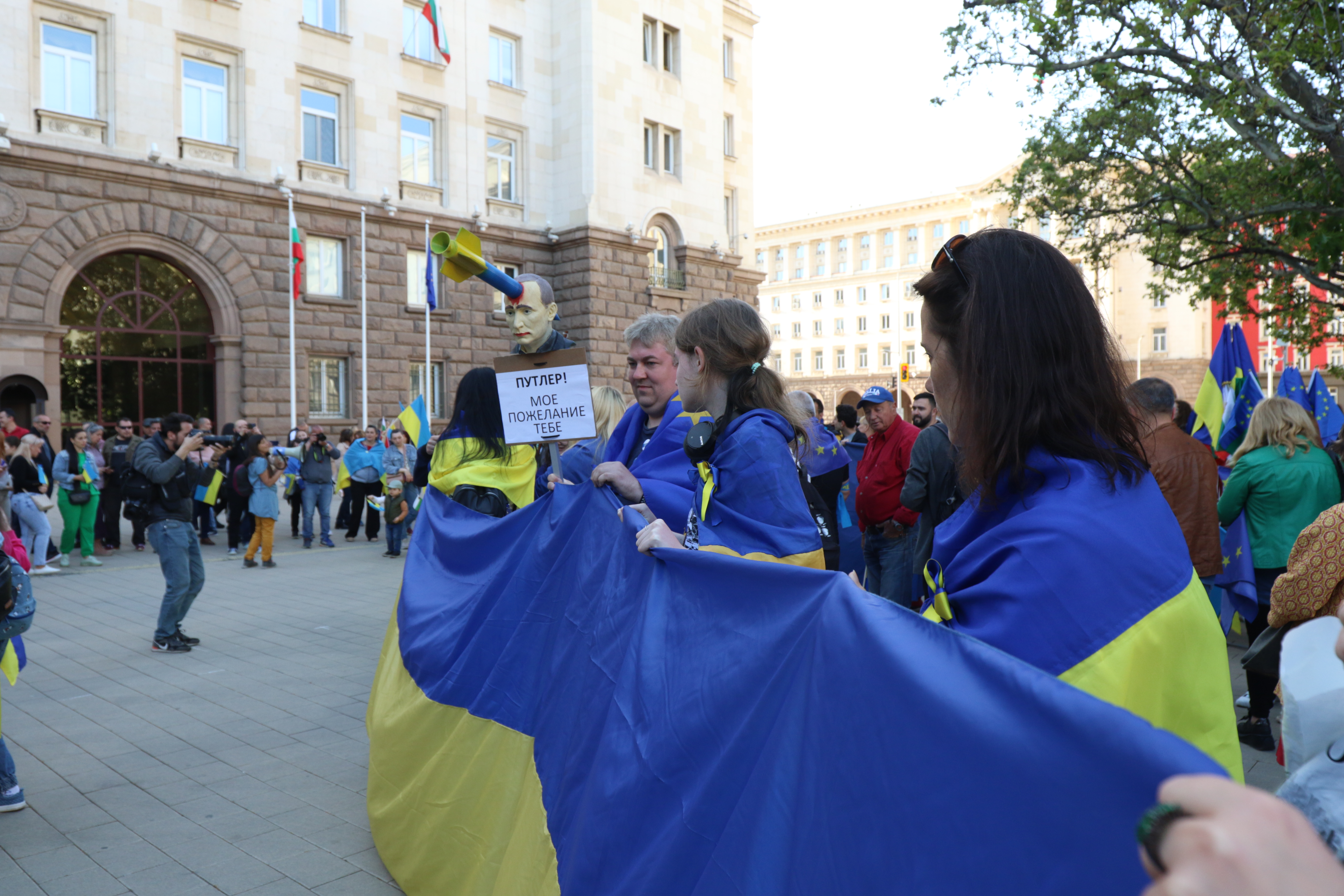 <p>Граждани, носещи европейския, българския и украинския флаг, се включиха в Деня на Европа в поход за свобода и мир &quot;Не на рашизма&quot; по централните улици на София. Хората се обявяват срещу &quot;руския фашизъм&quot;.</p>