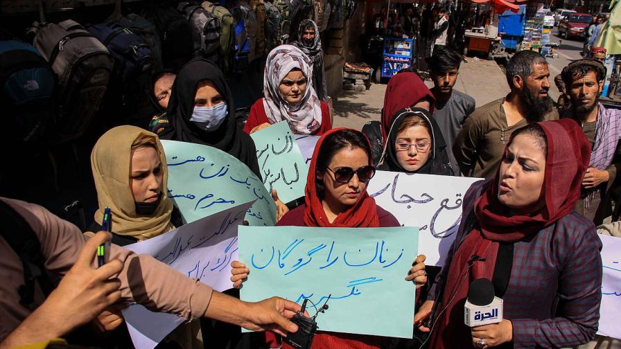 Десетина жени излязоха на демонстрация в Кабул срещу решението на талибаните да направят задължително носенето на бурки на обществени места. Повечето от тях не бяха покрили лицата си.