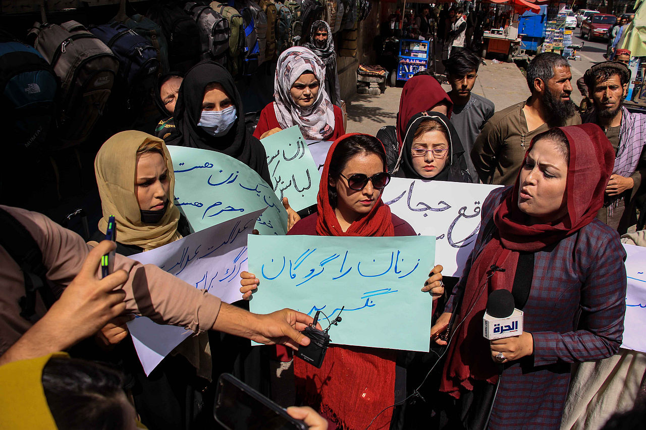 <p>Десетина жени излязоха на демонстрация в Кабул срещу решението на талибаните да направят задължително носенето на бурки на обществени места. Повечето от тях не бяха покрили лицата си.</p>