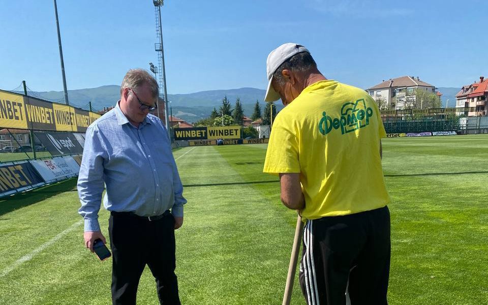 Водещият експерт по футболна трева Ричард Хейдън бе на работно