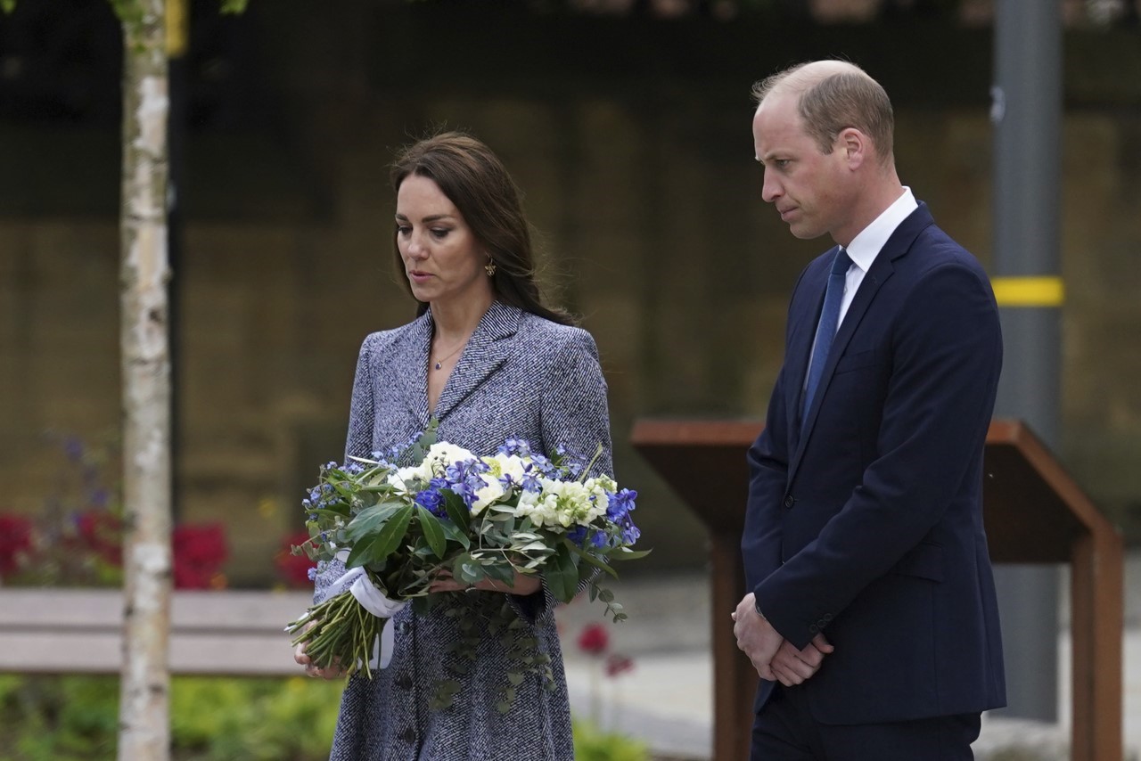 <p>Принц Уилям и съпругата му Кейт Мидълтън отдадоха почит на жертвите от атентата в Манчестър Арена от 23 май 2017 г., когато по време на концерт на американската певица Ариана Гранде бяха убити 22-ма човека.</p>