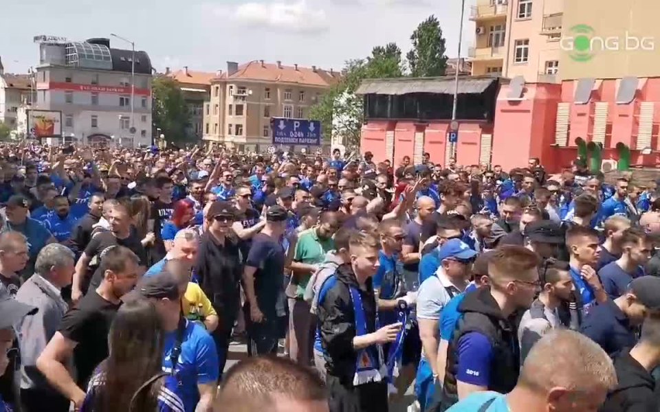 Феновете на Левски започнаха с шествието към Националния стадион "Васил