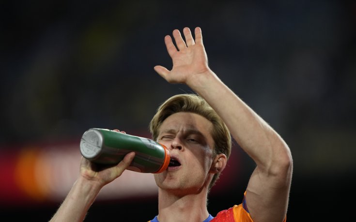 Френки де Йонг иска да остане в Барселона, ръководството има други планове