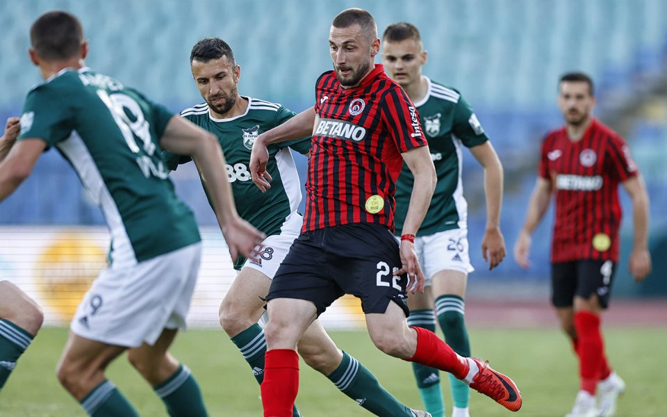 Отборите на Локомотив София и Пирин Благоевград играят при резултат