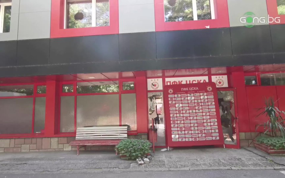 Входът на стадион "Българска армия" все още е белязан от