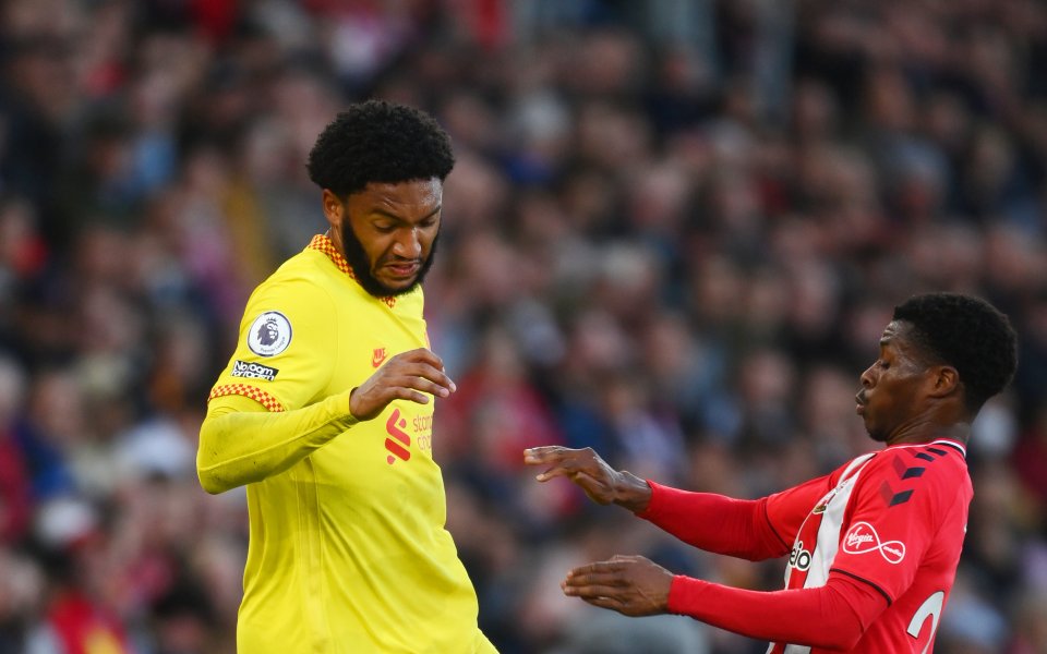 Футболистът на Ливърпул Джо Гомес се присъедини към съотборниците си