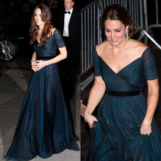 <p><strong>2014 и 2014 г.</strong></p>

<p>Кейт дебютира с тази рокля от тюл на Джени Пакам на вечеря в двореца Кенсингтън през 2013 г. Година по-късно тя я облече отново на гала в Националната портретна галерия през февруари (вляво) и вечерята по случай 600-годишнината на Сейнт Андрюс в Ню Йорк през декември (вдясно).</p>