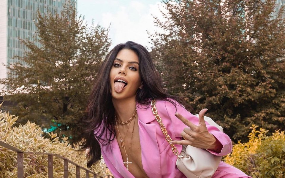 Бившата състезателка по фехтовка и модел продължава да печели нови