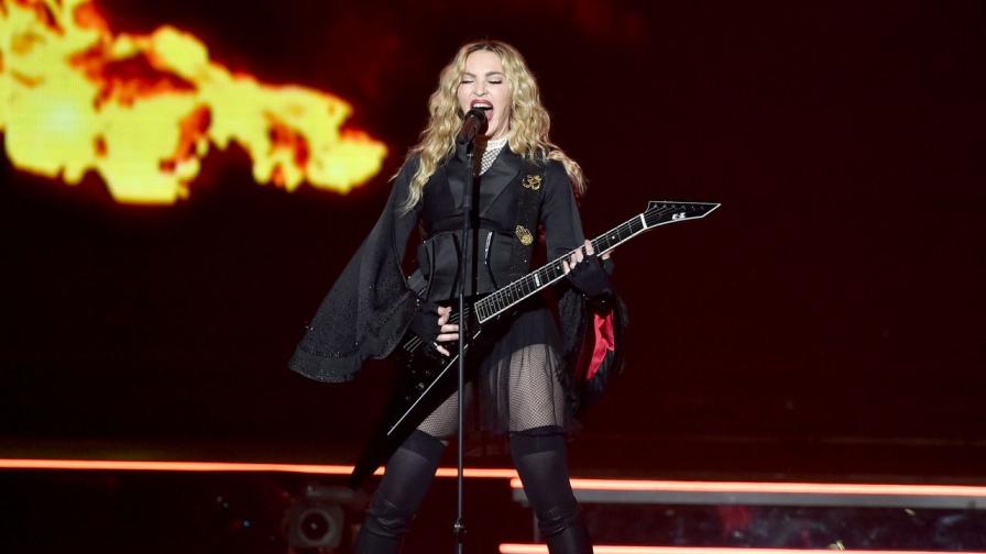 Мадона падна на сцената по време на шоуто си (ВИДЕО)