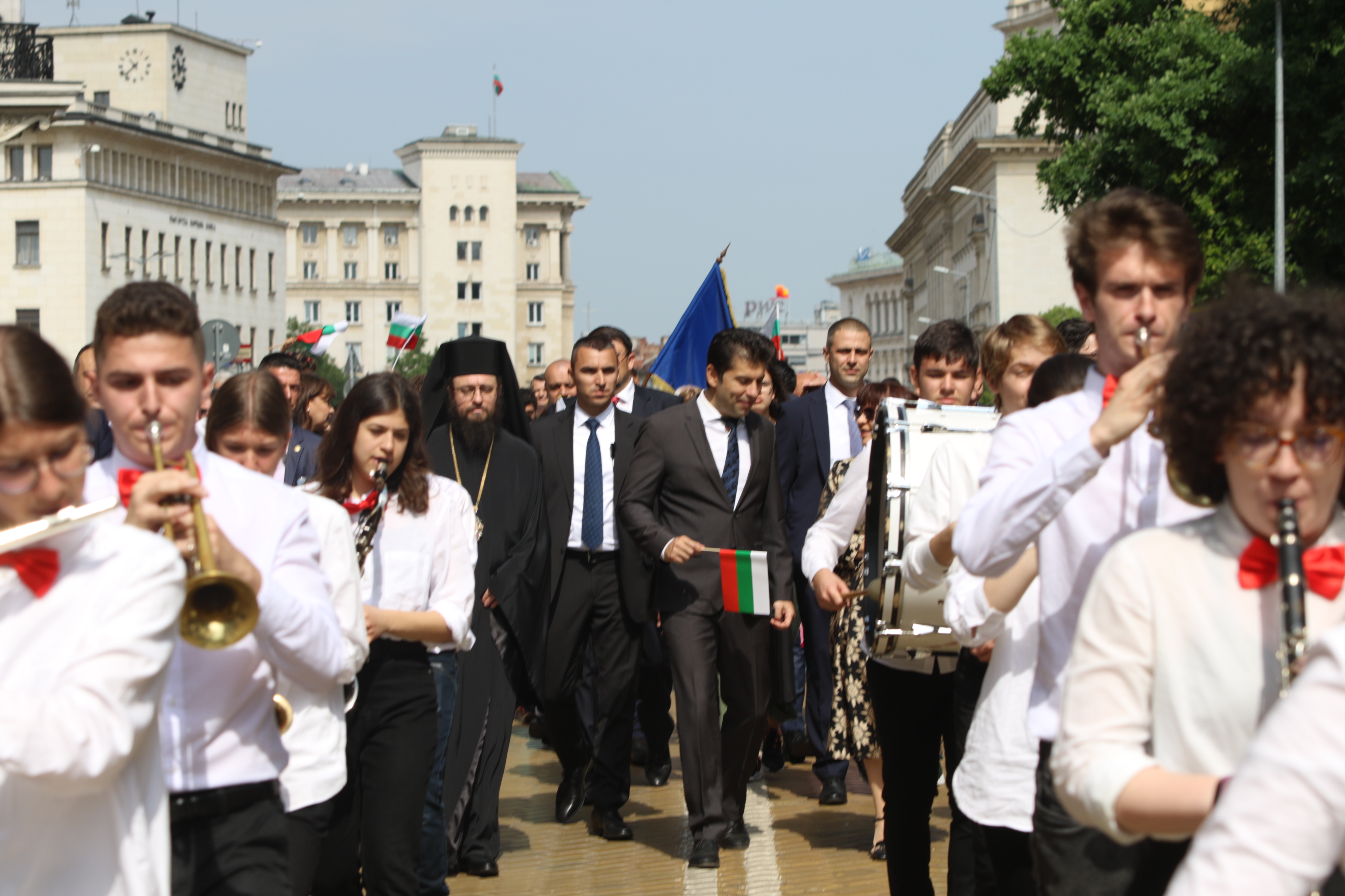 <p>София отбелязва 24 май с най-масовото изпълнение на химна &bdquo;Върви народе възродени&ldquo;. Официалната церемония започна точно в 11:00 ч., пред паметника на Светите равноапостолни братя Кирил и Методий пред Националната библиотека в столицата. Общоградско шествие тръгна от площад &bdquo;Независимост&ldquo; в 10:30 ч. и завърши пред паметника на светците.</p>