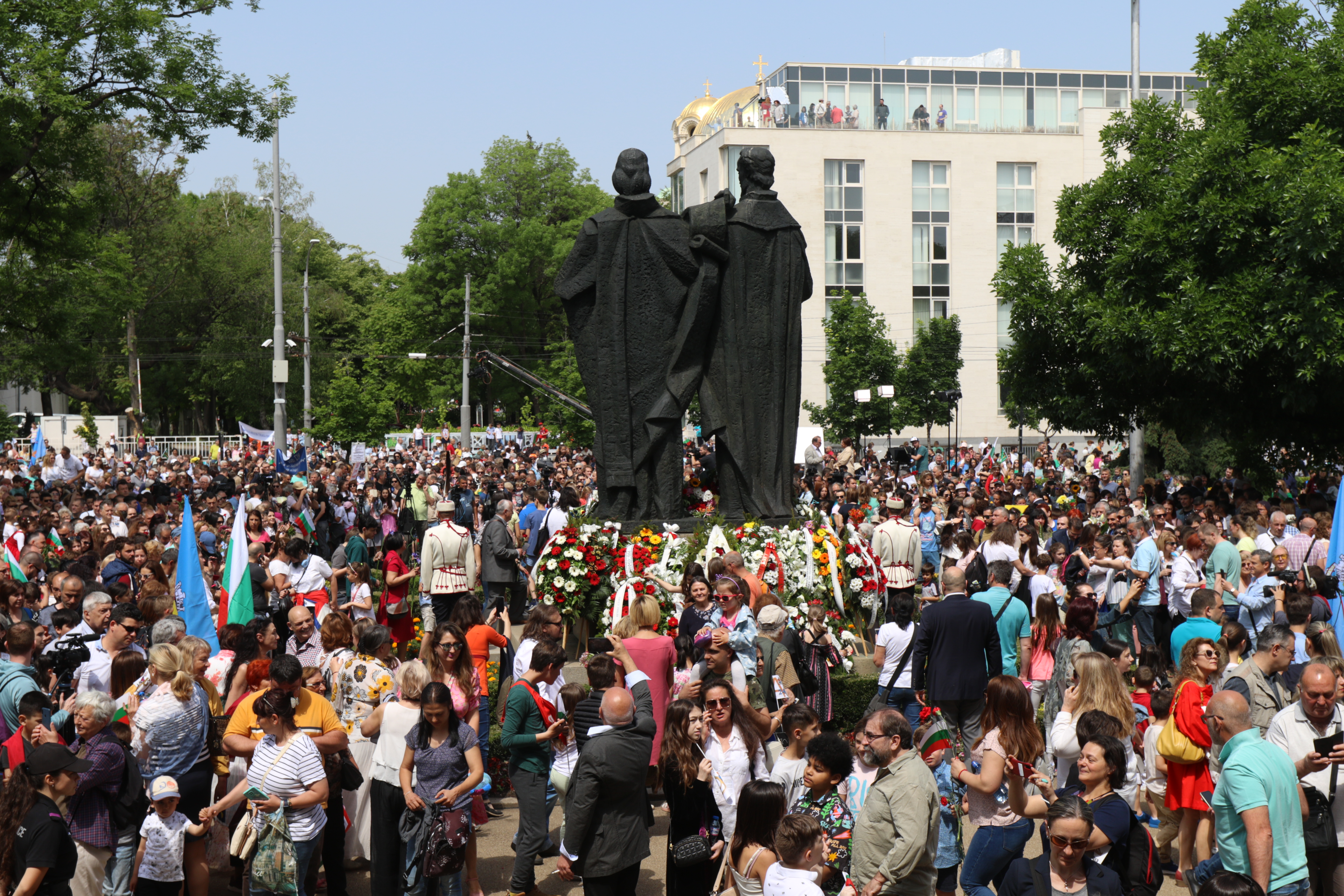 <p>София отбелязва 24 май с най-масовото изпълнение на химна &bdquo;Върви народе възродени&ldquo;. Официалната церемония започна точно в 11:00 ч., пред паметника на Светите равноапостолни братя Кирил и Методий пред Националната библиотека в столицата. Общоградско шествие тръгна от площад &bdquo;Независимост&ldquo; в 10:30 ч. и завърши пред паметника на светците.</p>